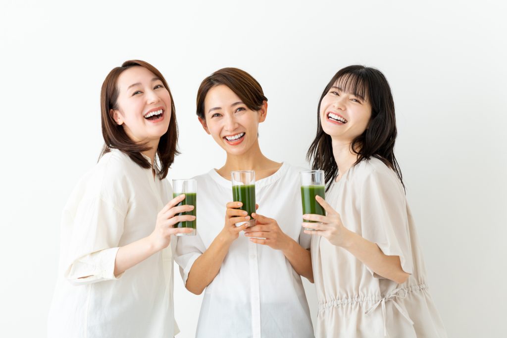青汁を持つ三人の女性