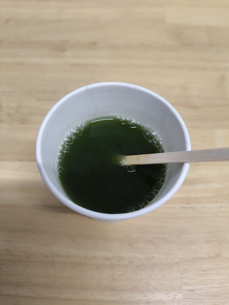 爽軽青汁を溶かした状態