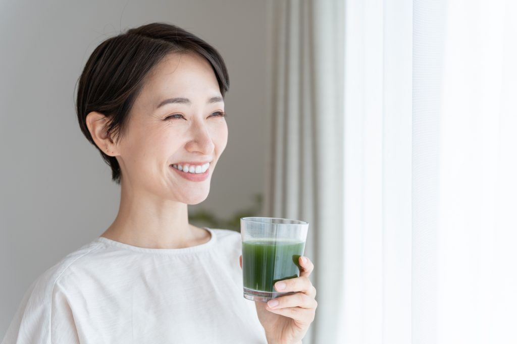 青汁を飲む女性