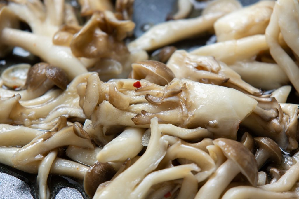 調理しているキノコ