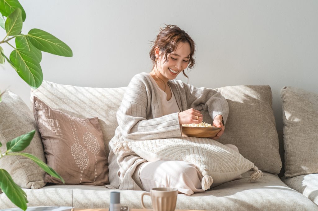 ポップコーン食べる女性②
