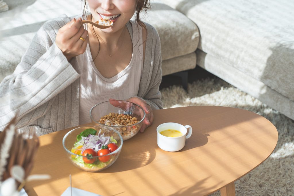 女性が食べている