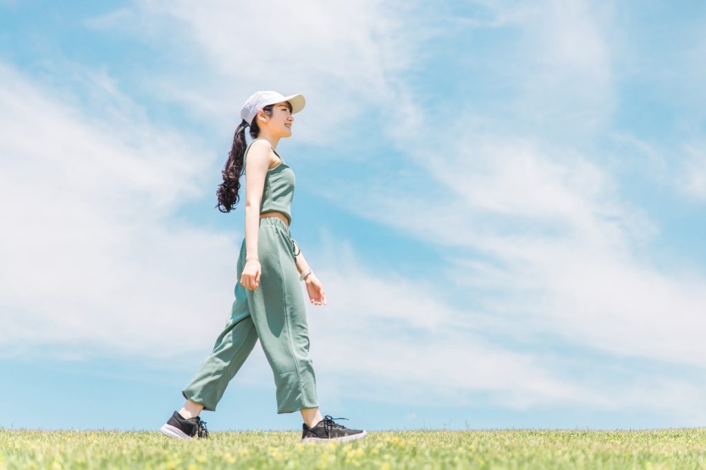 ウォーキングする女性
