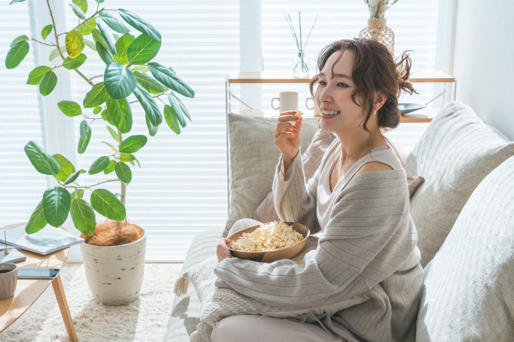 ポップコーン食べる女性