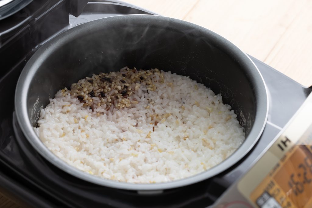 雑穀と白米を同時に炊飯した炊きあがりの様子