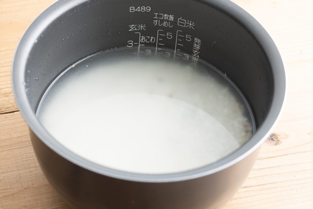 雑穀と白米を同時に炊くために、雑穀を入れた逆側の縁からゆっくり水を注ぐ